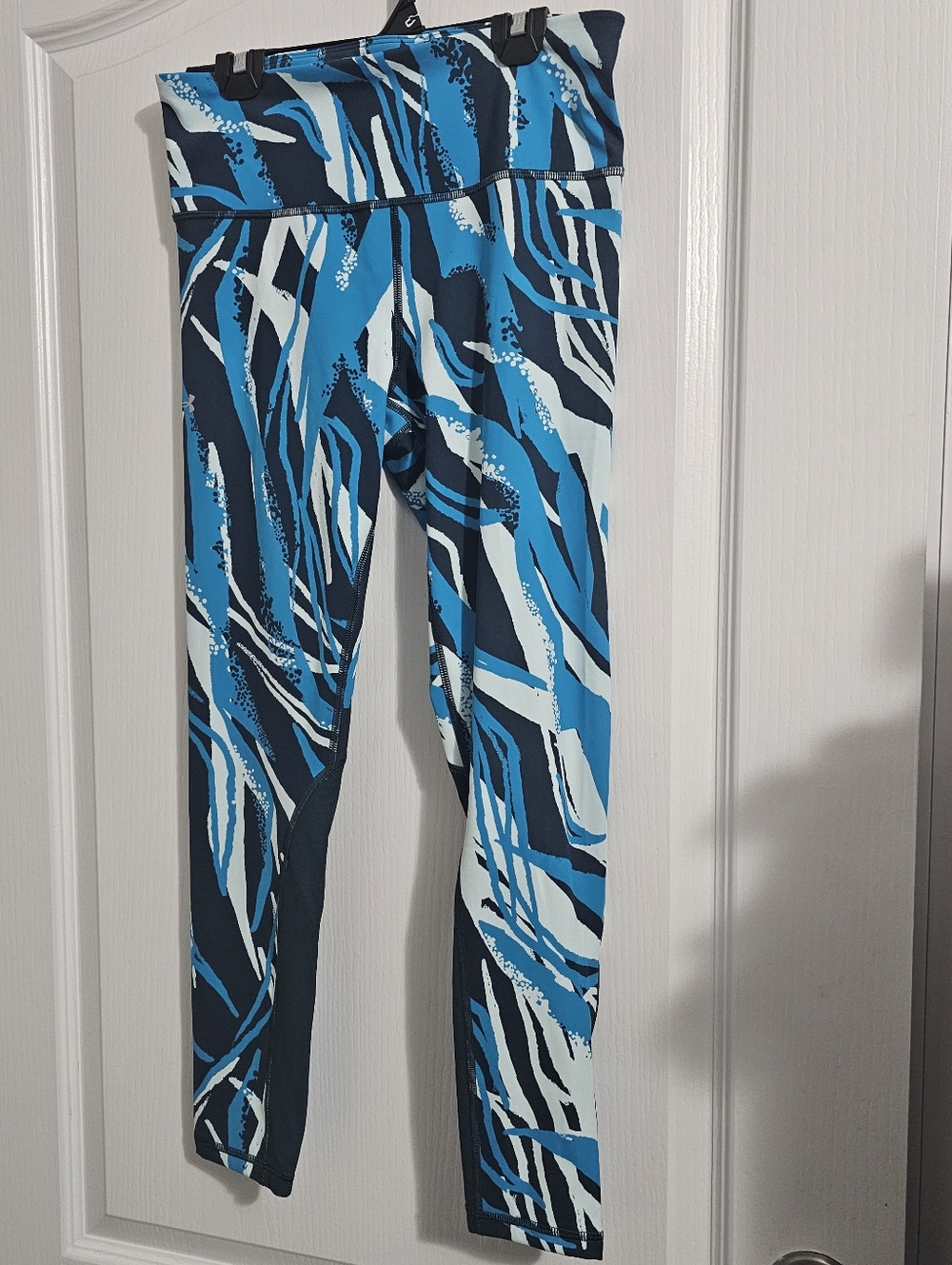 Under Armour fitted leggings,  ankle length Blue & White Legging Size Medium